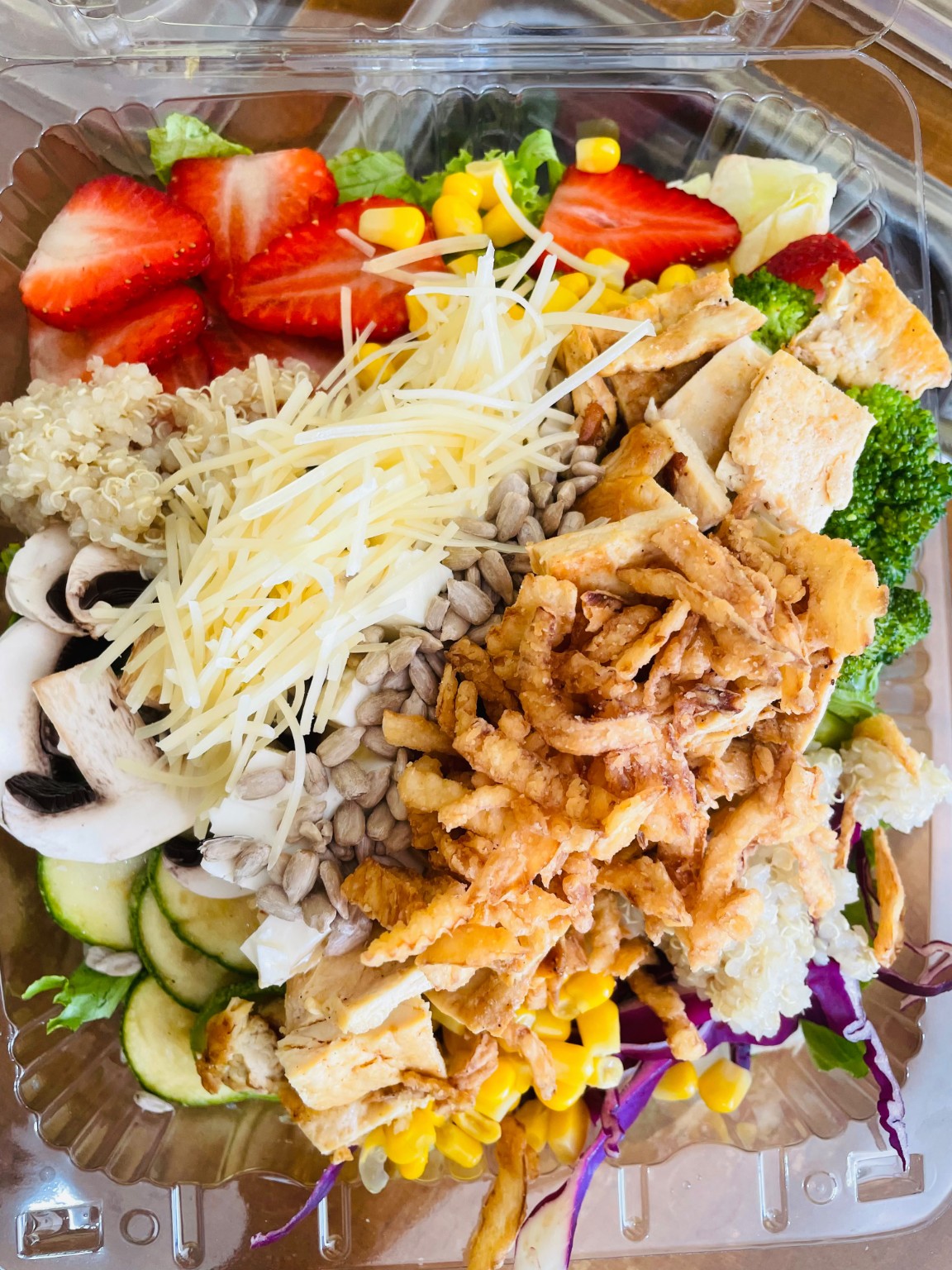 Ensalada Verde Vida con pollo y vegetales frescos